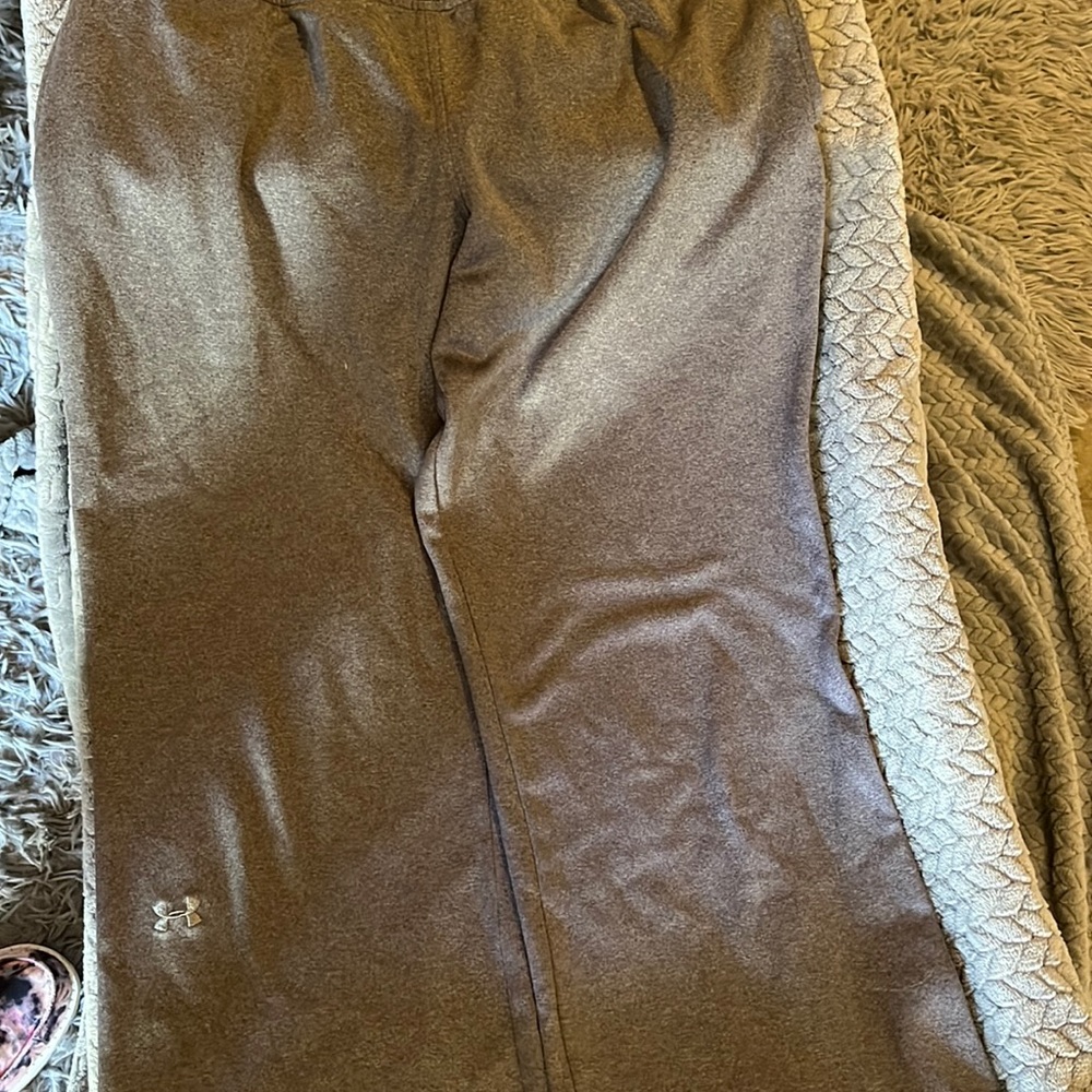 Gray under armour sweatpants.